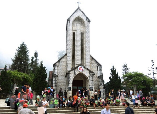 Khách du lịch tại nhà thờ cổ ở trung tâm thị trấn Sa Pa. (Ảnh: Quốc Khánh/TTXVN)