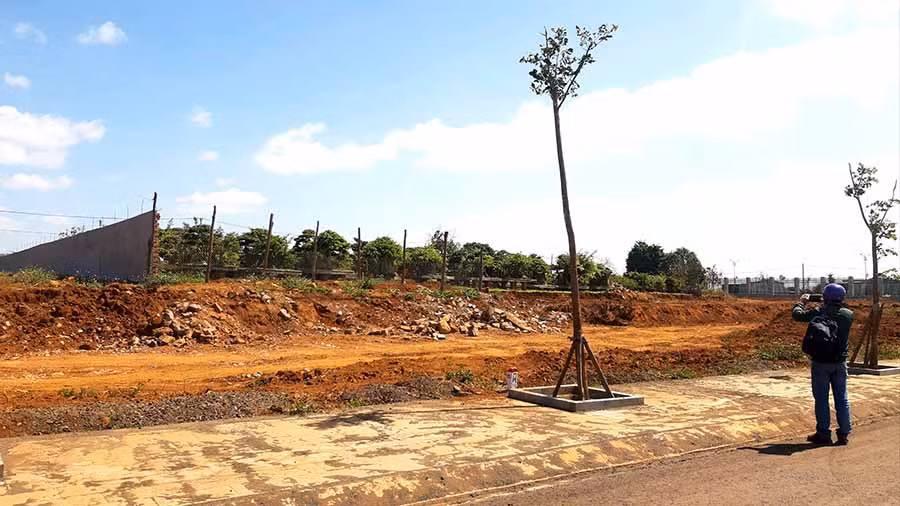  Sau khi quy hoạch, khu đất 7.120,4 m2 của ông Bùi Chính nằm ngay vị trí đắc địa, chủ đất đã tiến hành xây dựng tường rào kiên cố xung quanh. Ảnh: M.N