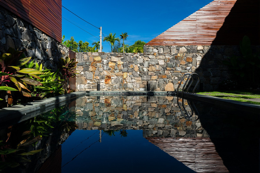  Hình dáng công trình giống một chiếc lều lớn, phản chiếu xuống hồ bơi khi mặt trời chiếu nghiêng.