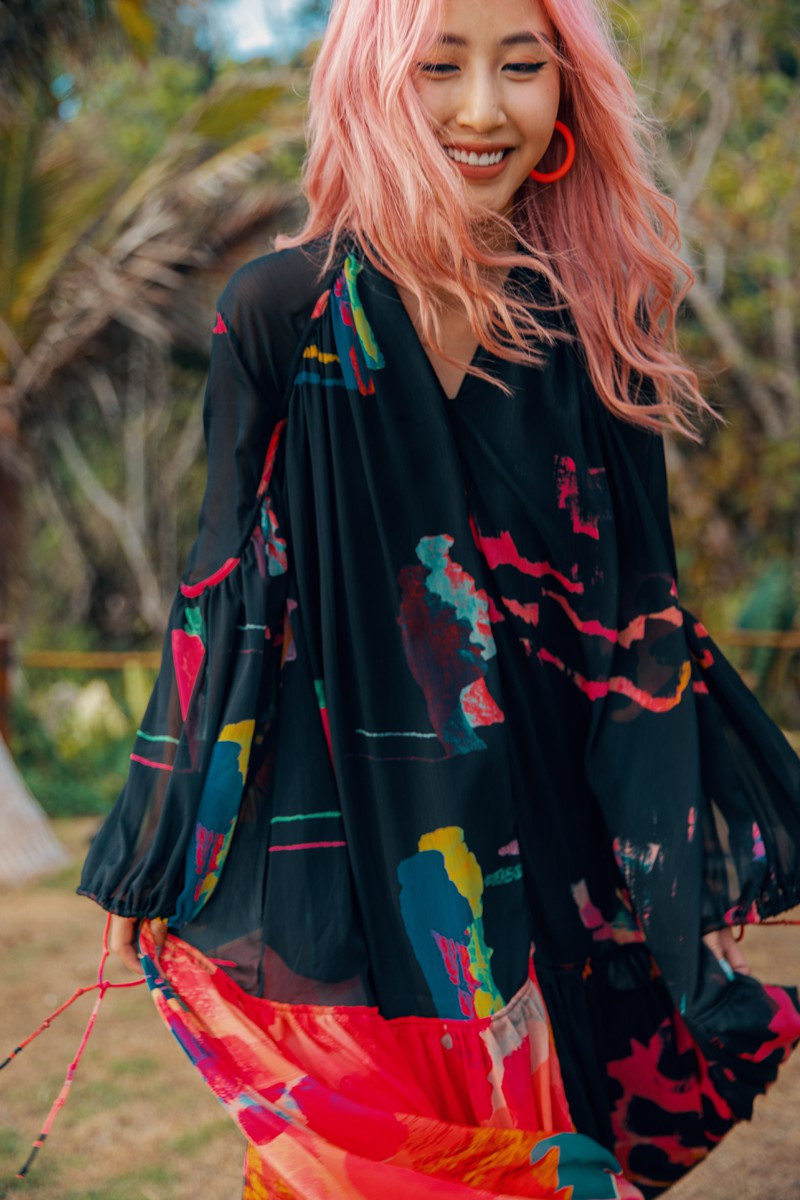 Các thiết kế rực rỡ với đường cắt xẻ phóng khoáng khiến Quỳnh Anh Shyn vô cùng cuốn hút. Các thiết kế rực rỡ với đường cắt xẻ phóng khoáng khiến Quỳnh Anh Shyn vô cùng cuốn hút.