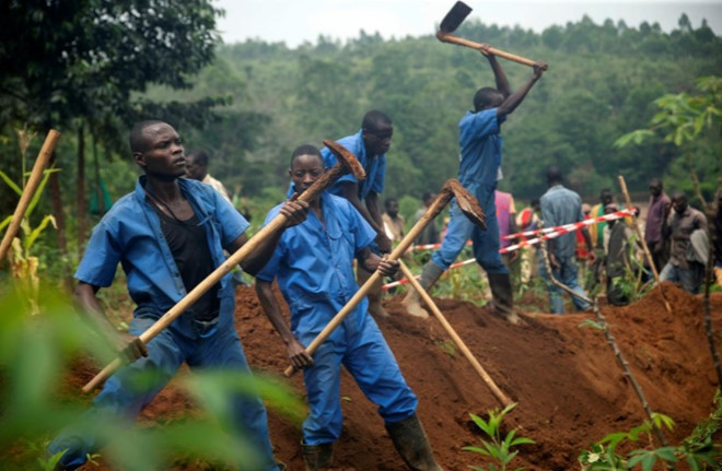Nhân viên của Ủy ban Sự thật và Hòa giải tiến hành khai quật các hố chôn tập thể ở tỉnh Karusi - Ảnh: Reuters