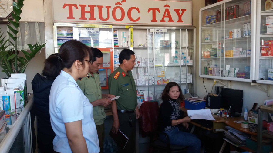 Đoàn thanh tra liên ngành kiểm tra tại Quầy thuốc số 56- 200 Lê Duẩn, TP.Pleiku. Ảnh: Như Nguyện