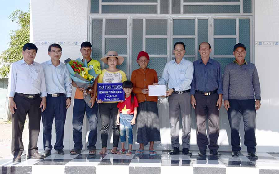 Ban lãnh đạo Công ty trao nhà tình thương cho hộ nghèo thuộc diện chính sách của huyện Chư Pah.