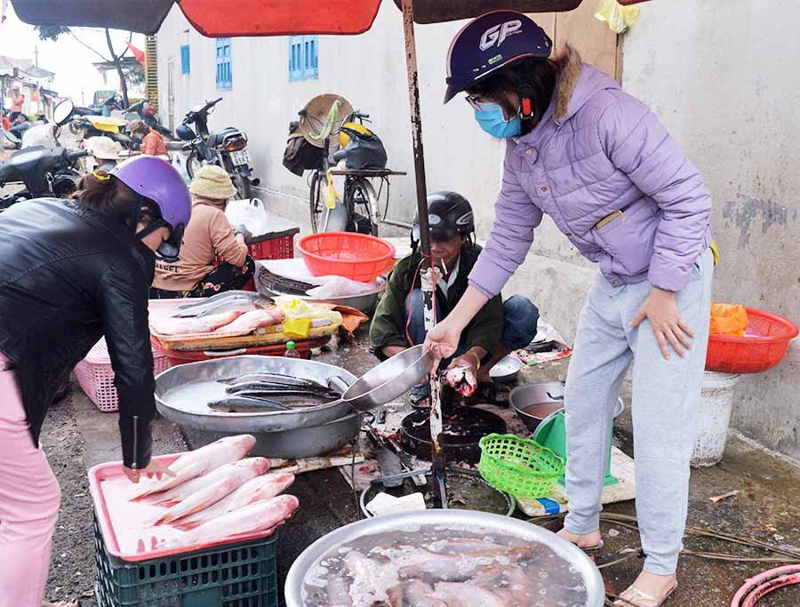 Bởi là chợ tự phát, không hình thành theo quy hoạch và được đầu tư bài bản, có hệ thống nên phát sinh không ít vấn đề phức tạp liên quan. Ảnh: Đinh Yến