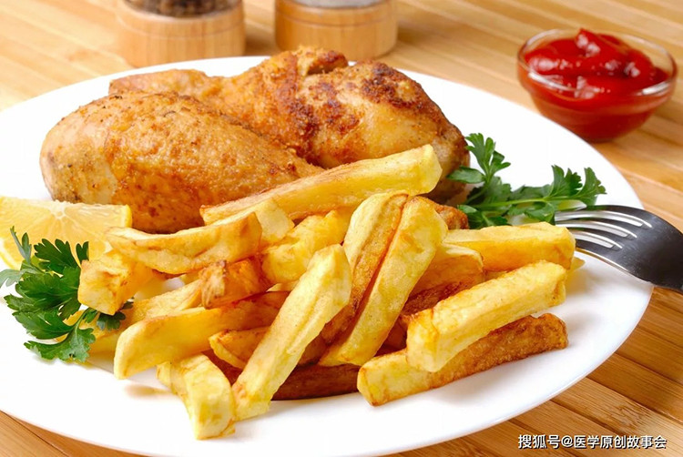 Các loại thực phẩm sau chiên, xào nhiều chất béo để qua đêm sẽ dẫn đến làm tăng lượng chất gây ung thư như BaP (benzopyrene). Ản minh họa: Aboluowang.