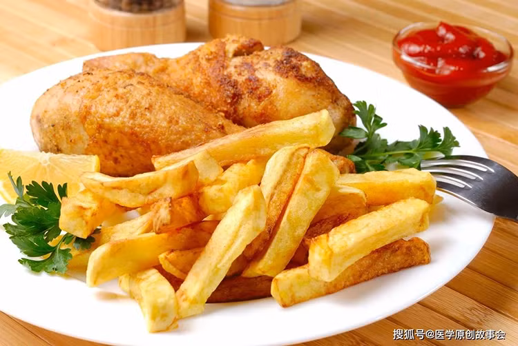 Các loại thực phẩm sau chiên, xào nhiều chất béo để qua đêm sẽ dẫn đến làm tăng lượng chất gây ung thư như BaP (benzopyrene). Ản minh họa: Aboluowang.