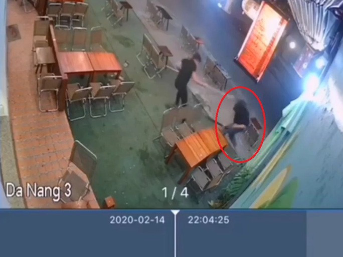 Nạn nhân (khoanh đỏ) bị một đối tượng chém gục bằng mã tấu Nạn nhân (khoanh đỏ) bị một đối tượng chém gục bằng mã tấu