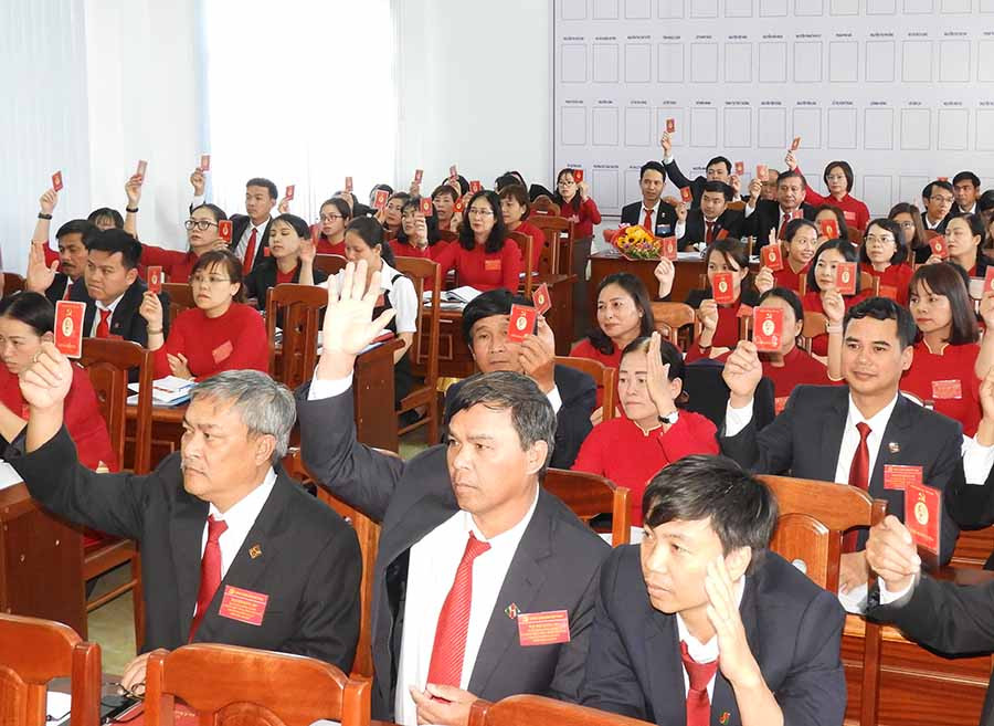 Đảng viên biểu quyết chỉ tiêu xây dựng Đảng tại Đại hội. Ảnh: THANH NHẬT