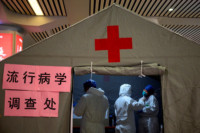 Nhân viên y tế làm việc ở trạm y tế dã chiến được dựng lên tại ga xe lửa thành phố Hàng Châu, Trung Quốc ngày 5.2 - Ảnh: AFP Nhân viên y tế làm việc ở trạm y tế dã chiến được dựng lên tại ga xe lửa thành phố Hàng Châu, Trung Quốc ngày 5.2 - Ảnh: AFP