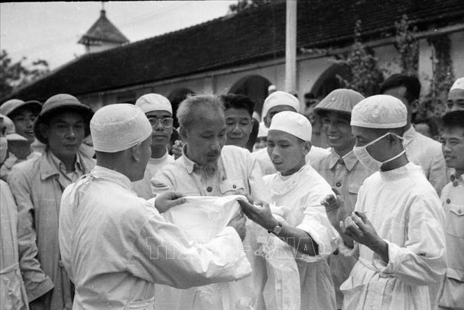 Chủ tịch Hồ Chí Minh thăm Bệnh viện Quân y Hải Phòng (5/1957). Ảnh: TTXVN  Chủ tịch Hồ Chí Minh thăm Bệnh viện Quân y Hải Phòng (5/1957). Ảnh: TTXVN
