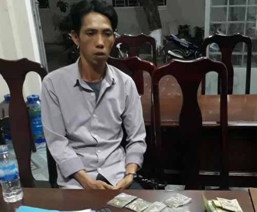 Đối tượng Nguyễn Thành Nghĩa cùng tang vật bị thu giữ. Ảnh: Minh Huy