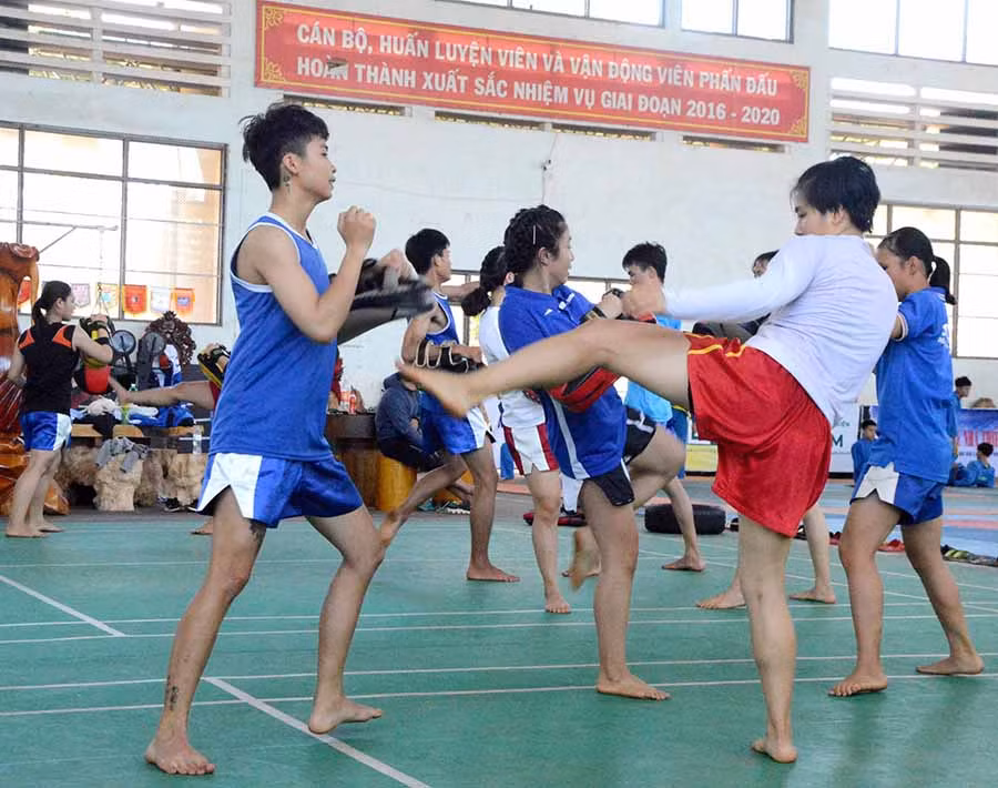  Các VĐV môn kich boxing tích cực tập luyện thể lực chờ các giải đấu trong năm. Ảnh: M.V