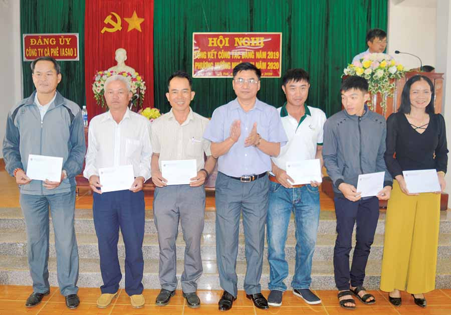  Phó Bí thư Đảng ủy, Giám đốc Công ty Trần Chí Kiên trao thưởng cho cán bộ, đảng viên, công nhân, người lao động xuất sắc niên vụ 2019. Ảnh: Đ.Y