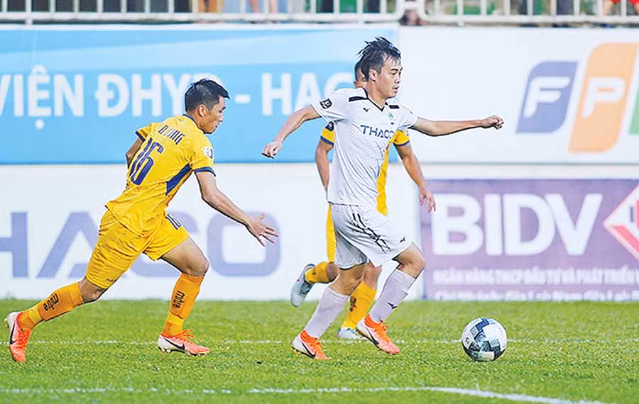 Các hoạt động bóng đá trong nước buộc phải tạm hoãn trước diễn biến phức tạp của dịch nCoV. Ảnh: K.N.B