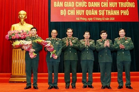 Trung tướng Vũ Hải Sản chúc mừng Đại tá Nguyễn Minh Quang và Đại tá Nguyễn Văn Điệp.