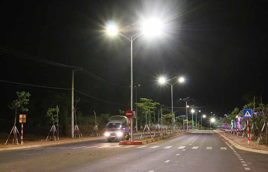  Hệ thống điện chiếu sáng sử dụng năng lượng mặt trời tại đường Cách Mạng Tháng Tám (TP. Pleiku). Ảnh: N.S