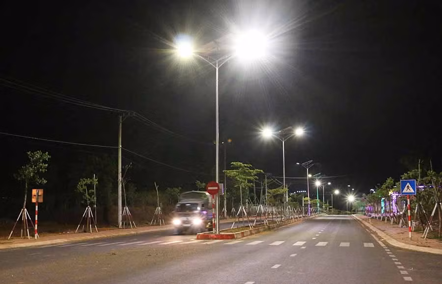  Hệ thống điện chiếu sáng sử dụng năng lượng mặt trời tại đường Cách Mạng Tháng Tám (TP. Pleiku). Ảnh: N.S