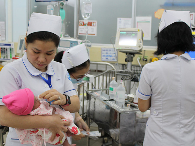 Trưởng điều dưỡng Khoa Cấp cứu Bệnh viện Nhi đồng 1 Trần Nguyễn Thanh Thúy và đồng sự chăm sóc bệnh nhi