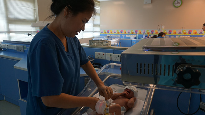  Điều dưỡng Bệnh viện Quốc tế Hạnh Phúc chăm sóc một em bé vừa mới sinh