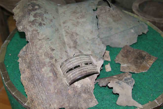 Một số mảnh vỡ của trống đồng. ẢNH: XUÂN PHÚC