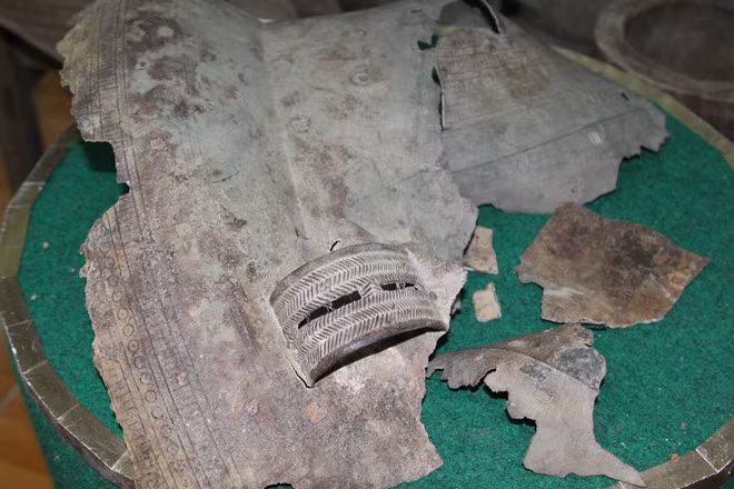 Một số mảnh vỡ của trống đồng. ẢNH: XUÂN PHÚC