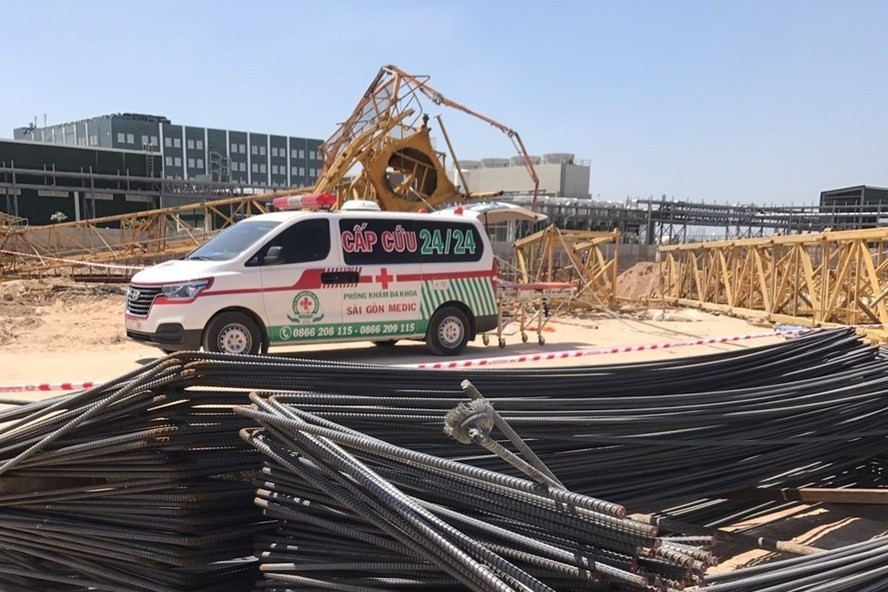 Sập giàn giáo khiến 3 người tử vong tại huyện Bàu Bàng, Bình Dương. Ảnh: AX