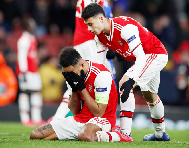 Arsenal bị loại vì thể lực kém - Reuters Arsenal bị loại vì thể lực kém - Reuters
