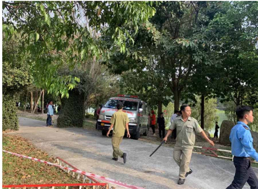 Xe cấp cứu đến chở 2 thi thể Xe cấp cứu đến chở 2 thi thể