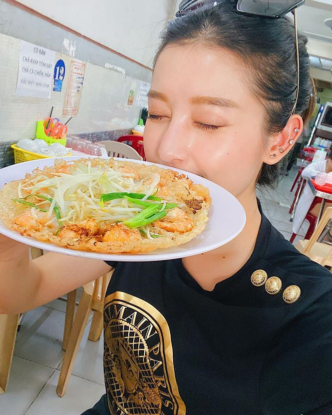 Á hậu Huyền My thích thú khi thưởng thức món bánh xèo tôm nhảy trong chuyến du lịch đầu năm tại Quy Nhơn. Á hậu Huyền My thích thú khi thưởng thức món bánh xèo tôm nhảy trong chuyến du lịch đầu năm tại Quy Nhơn.