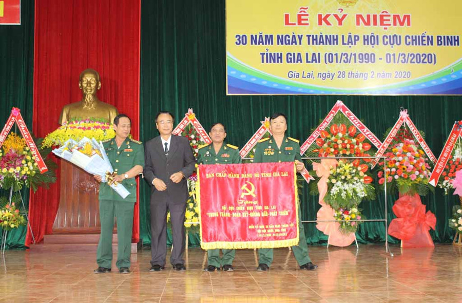 Đồng chí Lê Phan Lương-Ủy viên Ban thường vụ Tỉnh ủy, Trưởng ban Tuyên giáo Tỉnh ủy tặng bức trướng của Ban Chấp hành Đảng bộ tỉnh cho Hội CCB tỉnh. Ảnh: Phan Lài