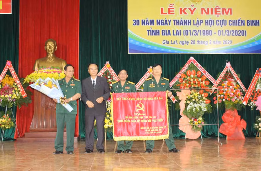 Đồng chí Lê Phan Lương-Ủy viên Ban thường vụ Tỉnh ủy, Trưởng ban Tuyên giáo Tỉnh ủy tặng bức trướng của Ban Chấp hành Đảng bộ tỉnh cho Hội CCB tỉnh. Ảnh: Phan Lài