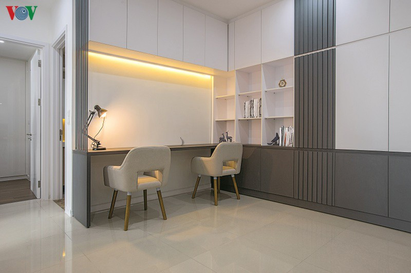 Góc làm việc, học tập đối diện với phòng ăn trong không gian lớn. Hệ thống tủ đồ được bố trí liên hoàn với bàn tạo nên sự gọn gàng, ngăn nắp. Góc làm việc, học tập đối diện với phòng ăn trong không gian lớn. Hệ thống tủ đồ được bố trí liên hoàn với bàn tạo nên sự gọn gàng, ngăn nắp.