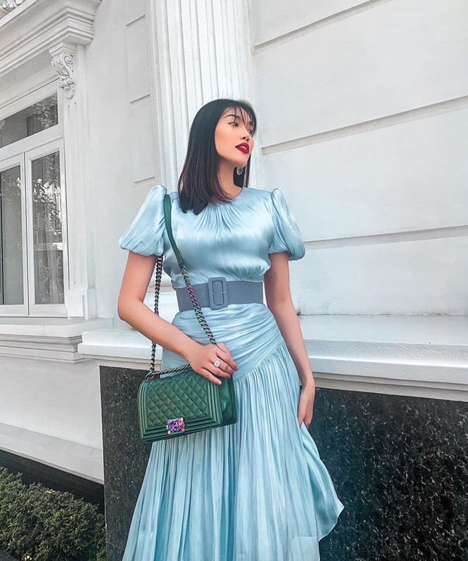Lan Khuê tỏ ra rất tài tình trong cách phối màu trang phục khi kết hợp bộ váy xếp li màu xanh nhạt cùng chiếc túi Chanel màu xanh đậm và thắt lưng màu xanh xám. Lan Khuê tỏ ra rất tài tình trong cách phối màu trang phục khi kết hợp bộ váy xếp li màu xanh nhạt cùng chiếc túi Chanel màu xanh đậm và thắt lưng màu xanh xám.