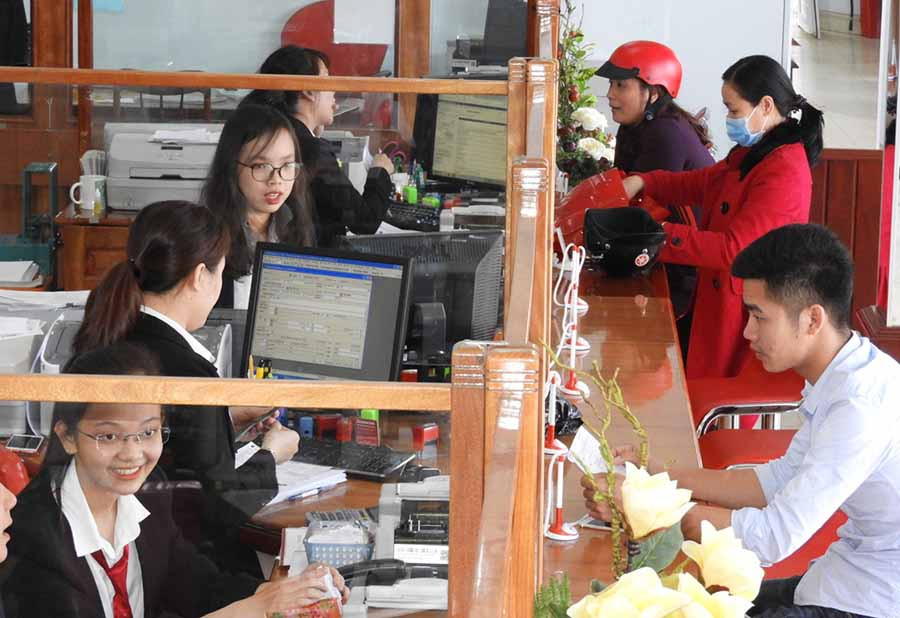 Khách hàng giao dịch tại Agribank Chi nhánh Đông Gia Lai. Ảnh: THANH NHẬT