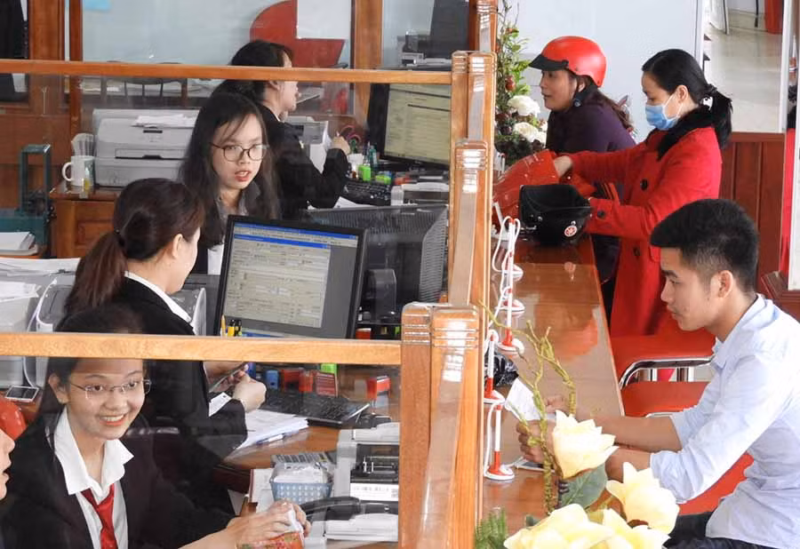 Khách hàng giao dịch tại Agribank Chi nhánh Đông Gia Lai. Ảnh: THANH NHẬT
