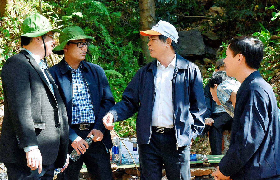 Đồng chí Võ Ngọc Thành-Phó Bí thư Tỉnh ủy, Chủ tịch UBND tỉnh trao đổi với lãnh đạo huyện Đăk Đoa, cần hướng dẫn người dân bảo tồn và phát huy những nét văn hóa đặc sắc, độc đáo của đồng bào Bahnar để hình thành điểm du lịch cộng đồng tại đây. Ảnh: Đức Thụy