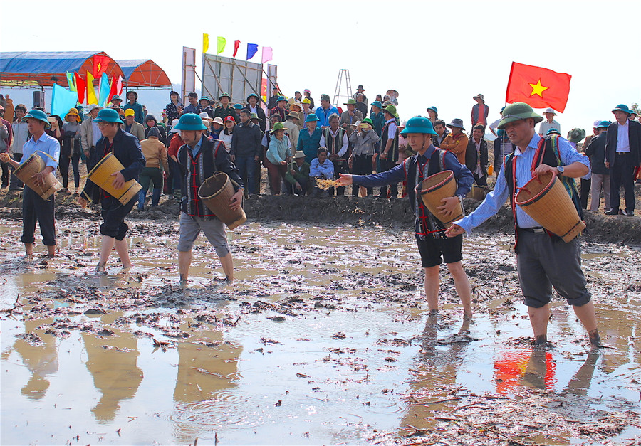 Bí thư Tỉnh ủy Dương Văn Trang (thứ 2 từ phải sang) rải hạt giống gieo sạ lúa tại lễ phát động. Ảnh: Hồng Thi