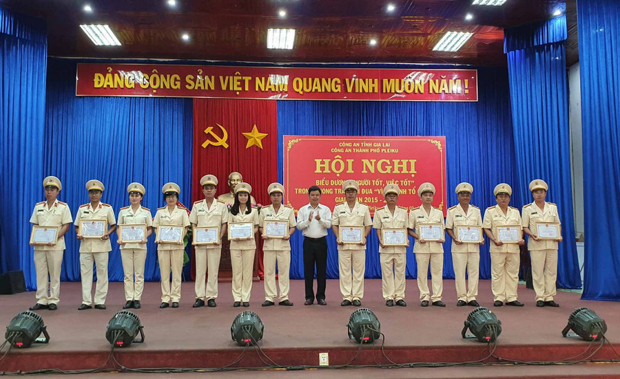 6 tập thể, 8 cá nhân được nhận giấy khen của Chủ tịch UBND TP. Pleiku. Ảnh: Văn Ngọc 