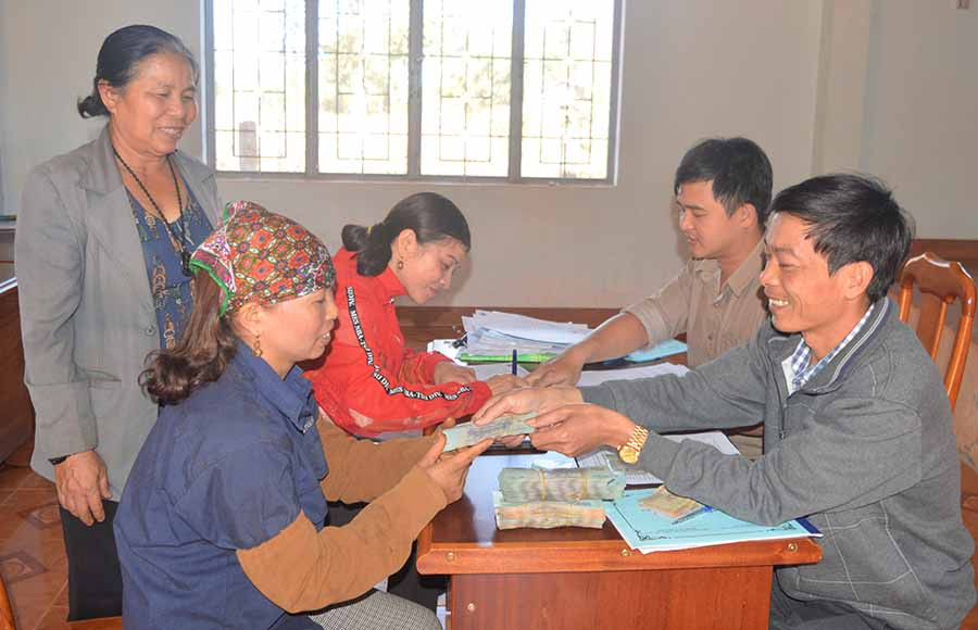  Quỹ Hỗ trợ phụ nữ phát triển tỉnh giải ngân nguồn vốn vay cho chị em xã Kon Gang, huyện Đak Đoa. Ảnh: Đ.Y