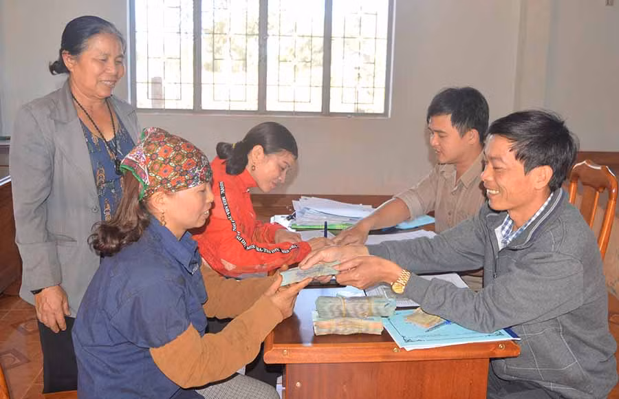  Quỹ Hỗ trợ phụ nữ phát triển tỉnh giải ngân nguồn vốn vay cho chị em xã Kon Gang, huyện Đak Đoa. Ảnh: Đ.Y