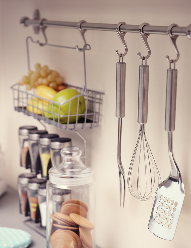 Sử dụng các bức tường để treo đồ vật không chiếm quá nhiều không gian.