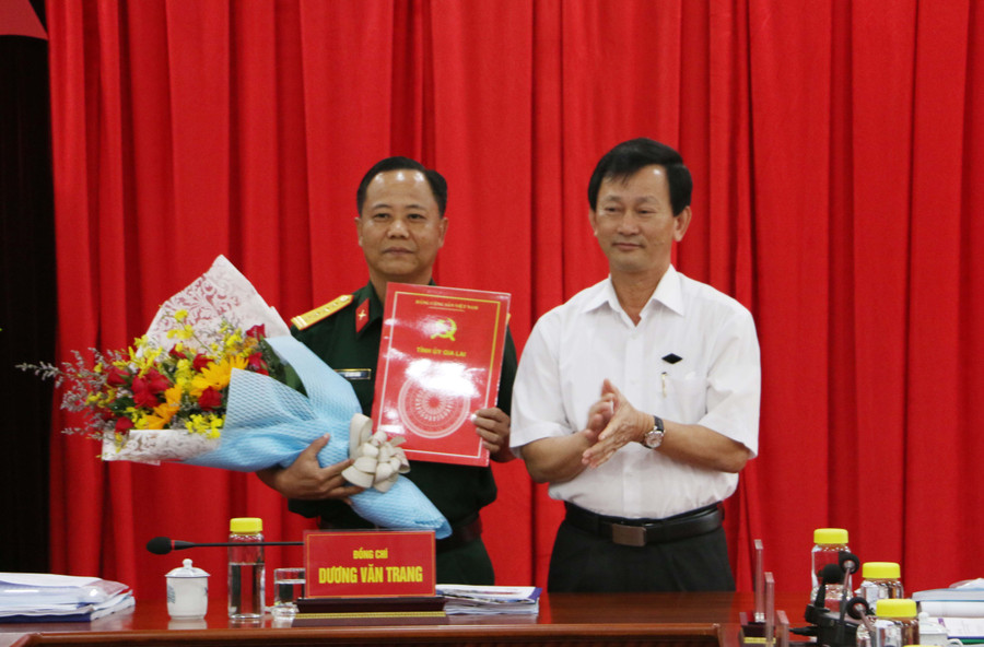 Bí thư Tỉnh ủy Dương Văn Trang trao Quyết định của Ban Bí thư Trung ương Đang cho Đại tá Lê Kim Giàu. Ảnh: Q.T
