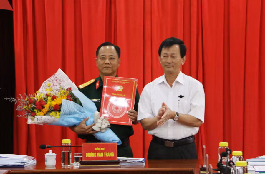 Bí thư Tỉnh ủy Dương Văn Trang trao Quyết định của Ban Bí thư Trung ương Đang cho Đại tá Lê Kim Giàu. Ảnh: Q.T
