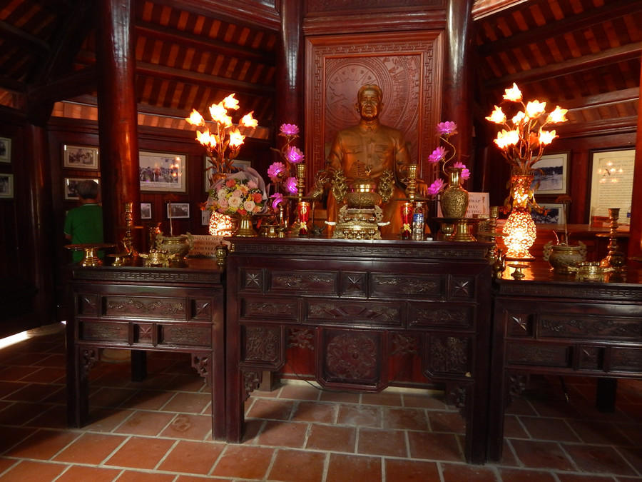 Bên trong đền thờ cố Tổng Bí thư Lê Duẩn.