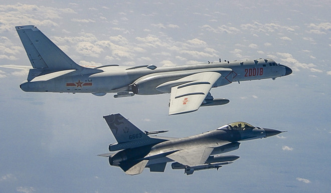 Chiến đấu cơ của Đài Loan (dưới) bám đuôi oanh tạc cơ Trung Quốc - Ảnh: Military News Agency Chiến đấu cơ của Đài Loan (dưới) bám đuôi oanh tạc cơ Trung Quốc - Ảnh: Military News Agency