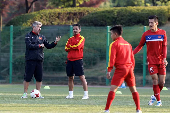 HLV Hoàng Anh Tuấn là người phát hiện Đoàn Văn Hậu khi anh chỉ vừa chơi tại vòng loại U.17 quốc gia, lập tức giao trọng trách để anh là trụ cột U.19 Việt Nam, đá U.20 World Cup và sau đó lên thẳng đội tuyển quốc gia/Độc Lập