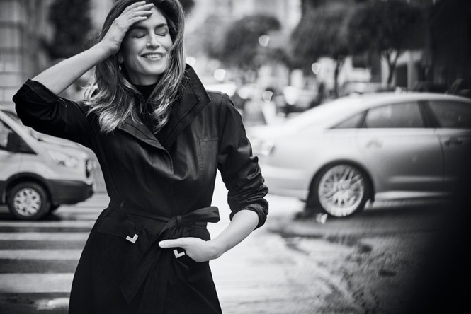 Dưới ống kính của Boo George, Cindy Crawford xuất hiện quá trẻ đẹp với thần thái tươi vui hạnh phúc. Dưới ống kính của Boo George, Cindy Crawford xuất hiện quá trẻ đẹp với thần thái tươi vui hạnh phúc.