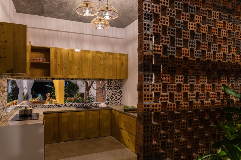 Tủ bếp màu vàng phá cách nhưng vẫn ấm cúng.