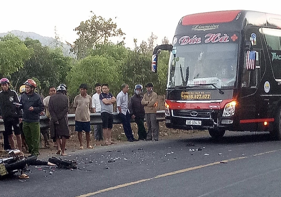 Hiện trường vụ tai nạn giao thông khiến 2 thanh niên tử vong.