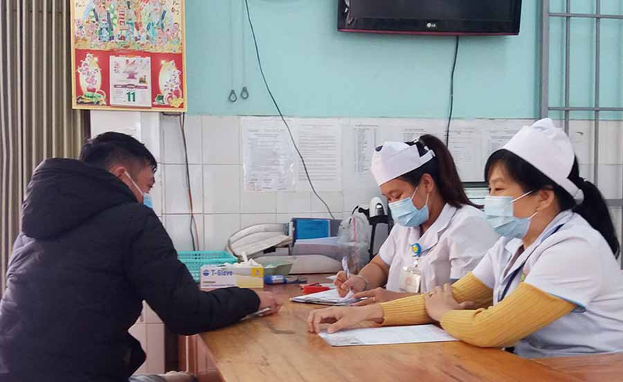  Cán bộ y tế Bệnh viện Đa khoa tỉnh tư vấn, hướng dẫn người dân trong phòng-chống dịch bệnh nCoV. Ảnh: N.N